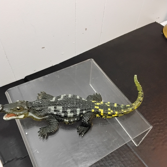 Lifelike Reptile Habitat Decor - Black and Yellow - Picture 1 of 5